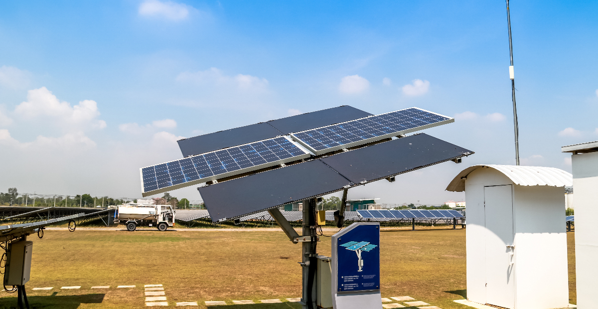 Image illustrating the components of a solar hybrid power system with battery storage