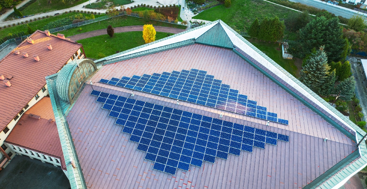 Image illustrating a highly efficient solar rooftop array that defines the best solar rooftop company in India